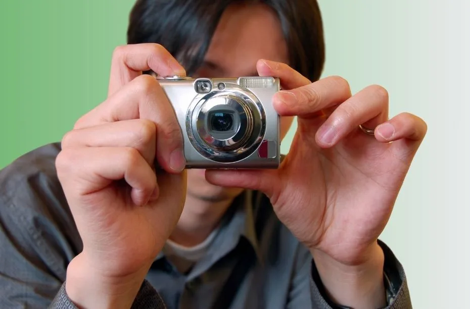 Instelbare camera - Point and Shoot. Man met simpele point and shoot camera