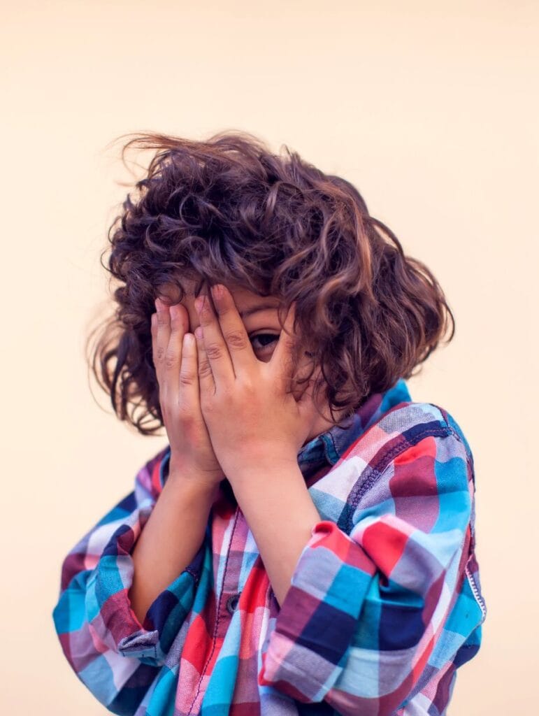 Portret kind voorbeeld handen voor de ogen