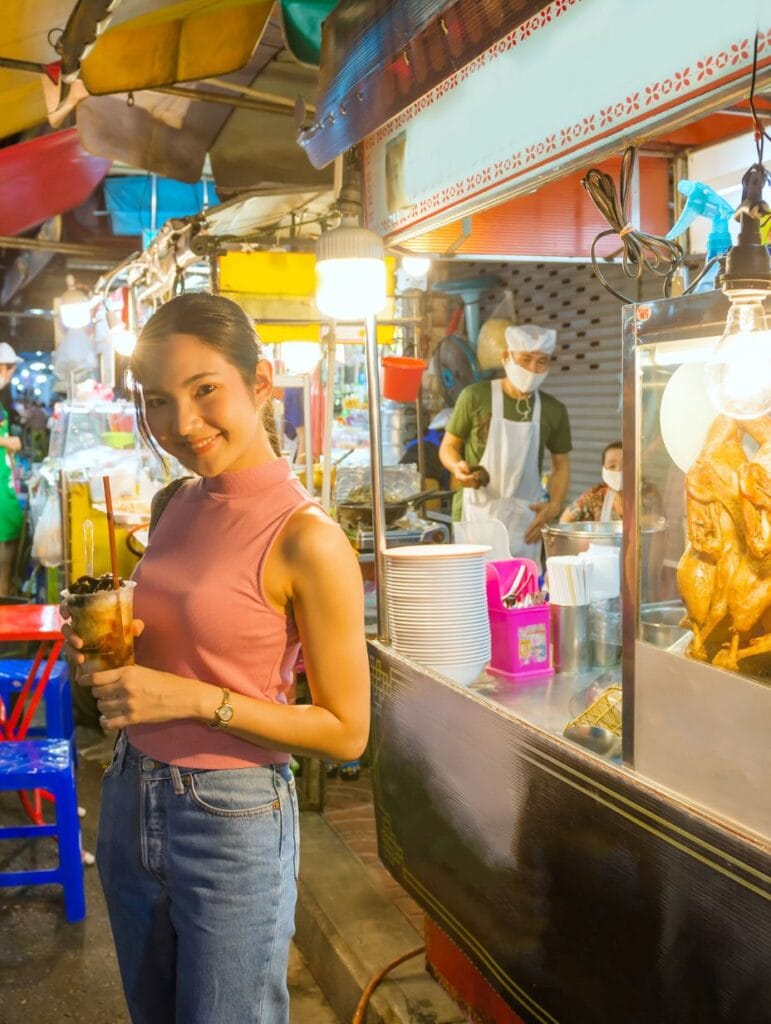 Straatfotografie portret poserende vrouw in winkelstraat